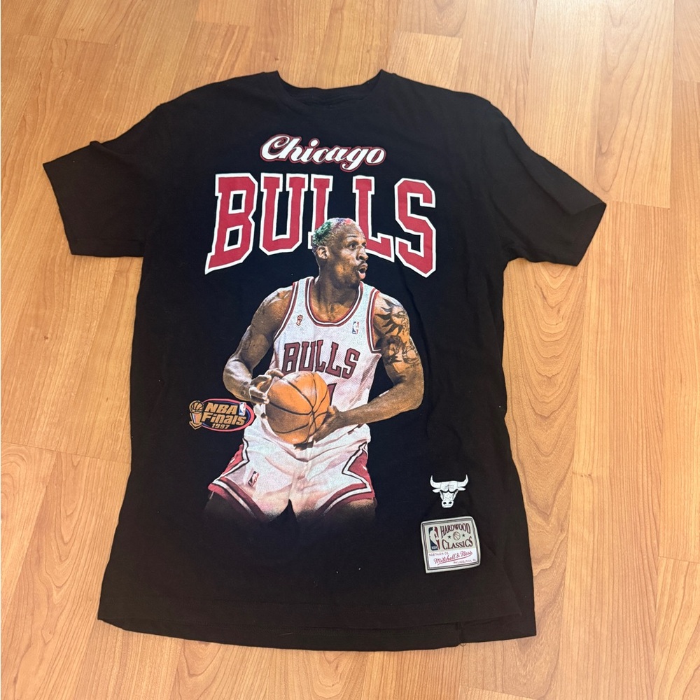 Mitchell & Ness Black Chicago Bulls Graphic Tee with Red Accents
